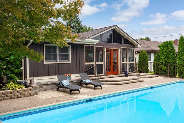 12 Meadowood Drive, Oak Brook, IL 60523