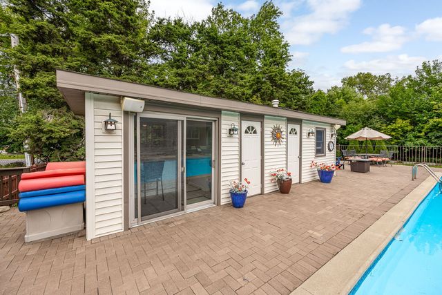 12 Meadowood Drive, Oak Brook, IL 60523