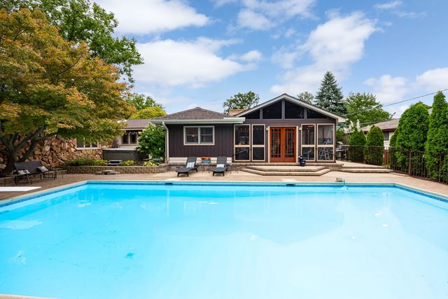 12 Meadowood Drive, Oak Brook, IL 60523