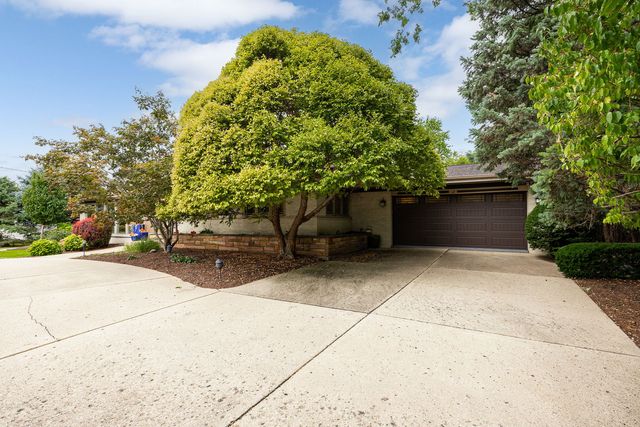12 Meadowood Drive, Oak Brook, IL 60523