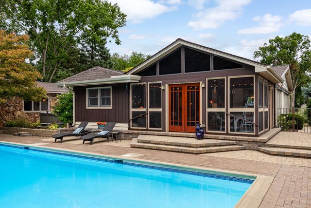 12 Meadowood Drive, Oak Brook, IL 60523