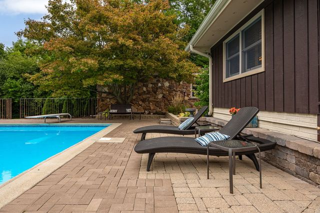 12 Meadowood Drive, Oak Brook, IL 60523