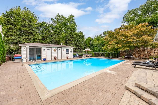 12 Meadowood Drive, Oak Brook, IL 60523