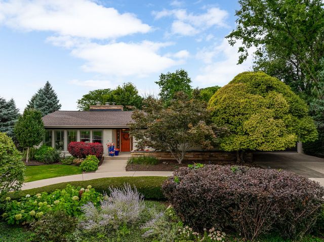 12 Meadowood Drive, Oak Brook, IL 60523