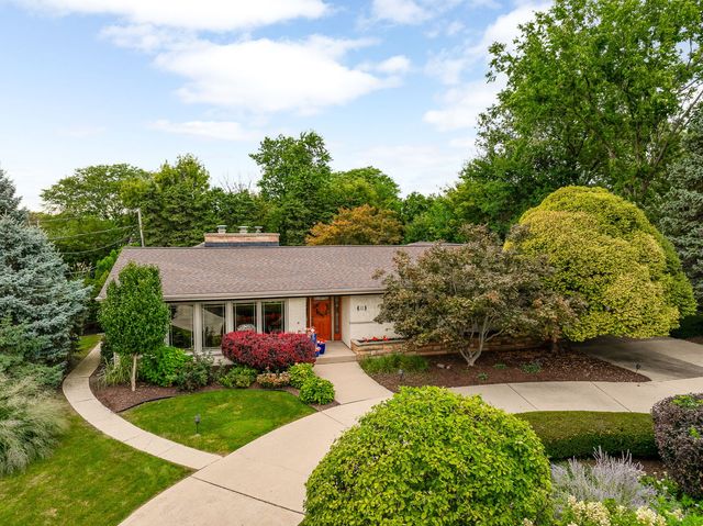 12 Meadowood Drive, Oak Brook, IL 60523