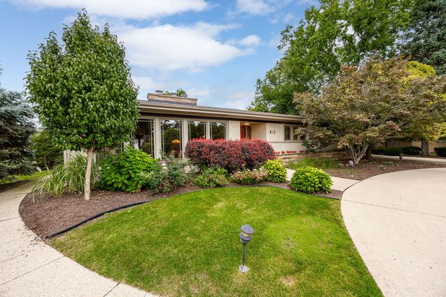 12 Meadowood Drive, Oak Brook, IL 60523