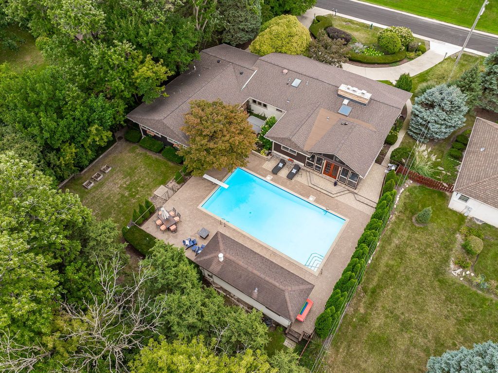 12 Meadowood Drive, Oak Brook, IL 60523