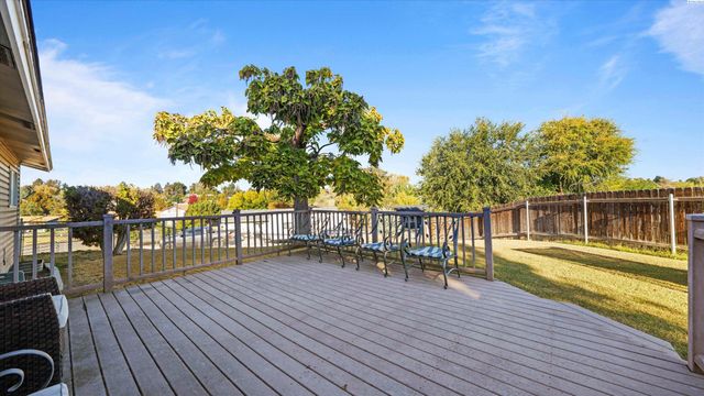 1012 Coach Ct., Grandview, WA 98930