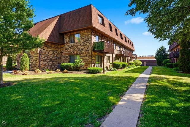 187 Uteg Street 206B, Crystal Lake, IL 60014