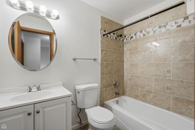 187 Uteg Street 206B, Crystal Lake, IL 60014