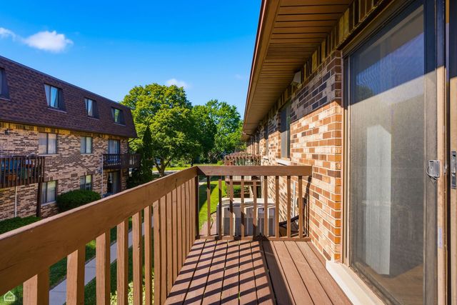 187 Uteg Street 206B, Crystal Lake, IL 60014
