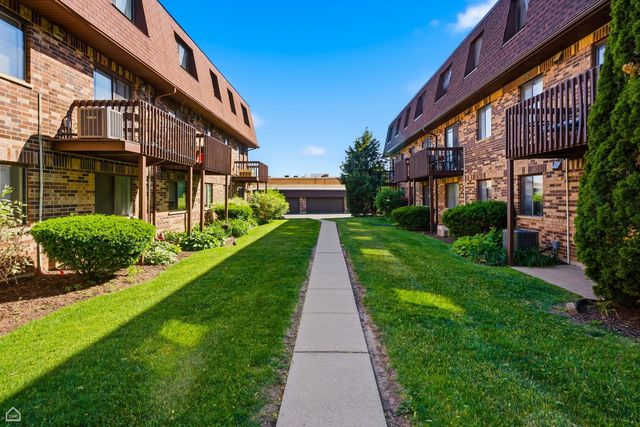 187 Uteg Street 206B, Crystal Lake, IL 60014
