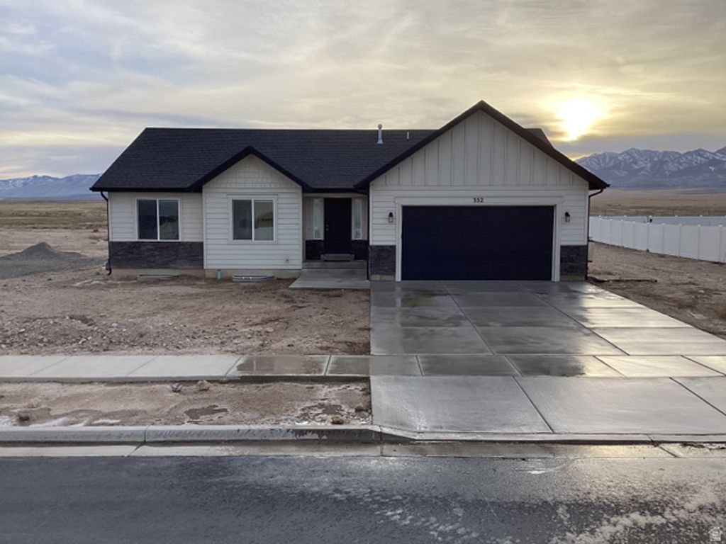 352 S AMBER FIELD DR, Grantsville, UT 84029