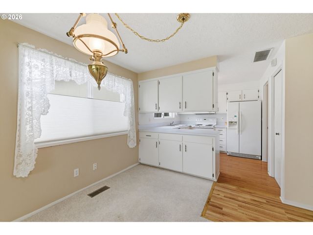 401 S CASCADE Dr, Woodburn, OR 97071