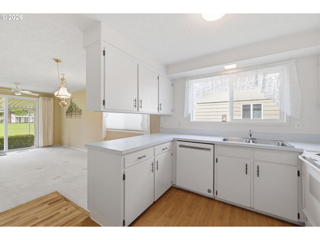 401 S CASCADE Dr, Woodburn, OR 97071