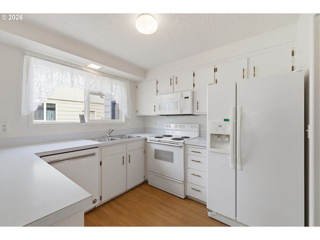 401 S CASCADE Dr, Woodburn, OR 97071