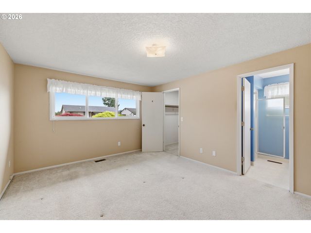 401 S CASCADE Dr, Woodburn, OR 97071