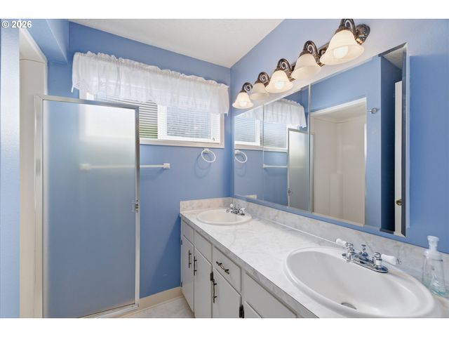 401 S CASCADE Dr, Woodburn, OR 97071