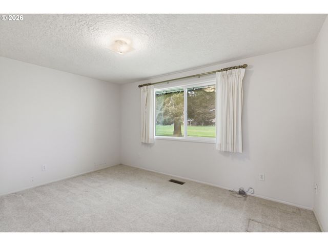 401 S CASCADE Dr, Woodburn, OR 97071