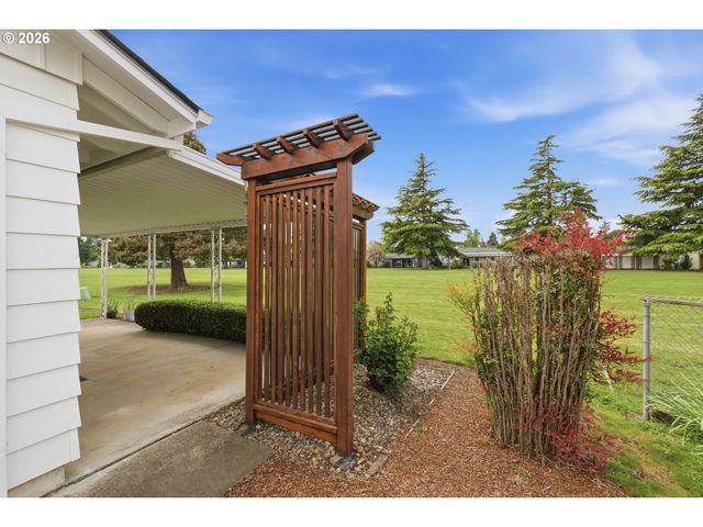 401 S CASCADE Dr, Woodburn, OR 97071