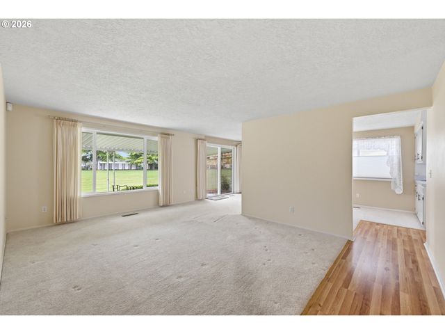 401 S CASCADE Dr, Woodburn, OR 97071