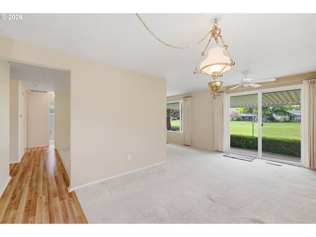 401 S CASCADE Dr, Woodburn, OR 97071