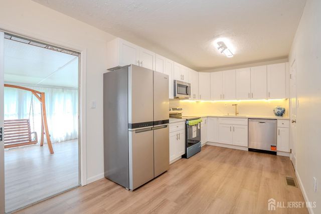4 Hunterdon Avenue, Monroe, NJ 08831