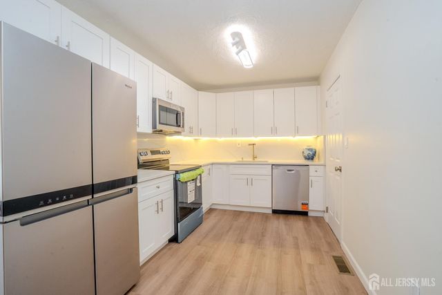 4 Hunterdon Avenue, Monroe, NJ 08831