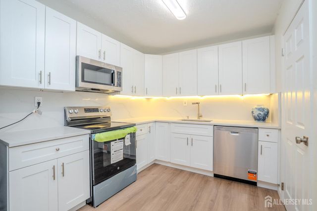 4 Hunterdon Avenue, Monroe, NJ 08831