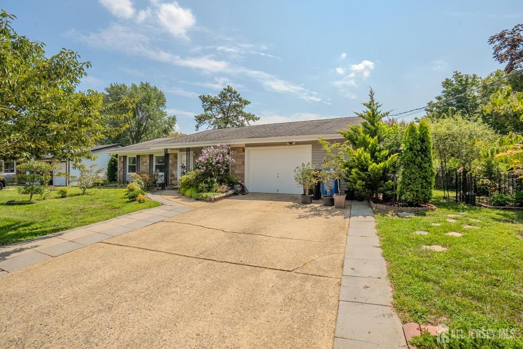 4 Hunterdon Avenue, Monroe, NJ 08831