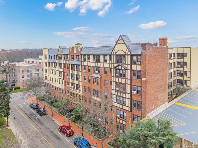 4 Maple Drive 6O, Great Neck, NY 11021