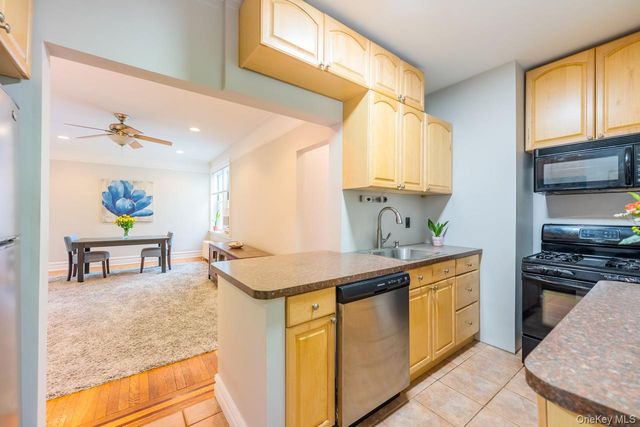 4 Maple Drive 6O, Great Neck, NY 11021