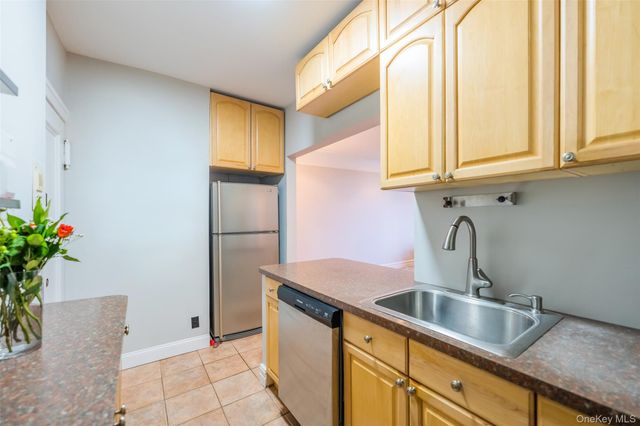 4 Maple Drive 6O, Great Neck, NY 11021