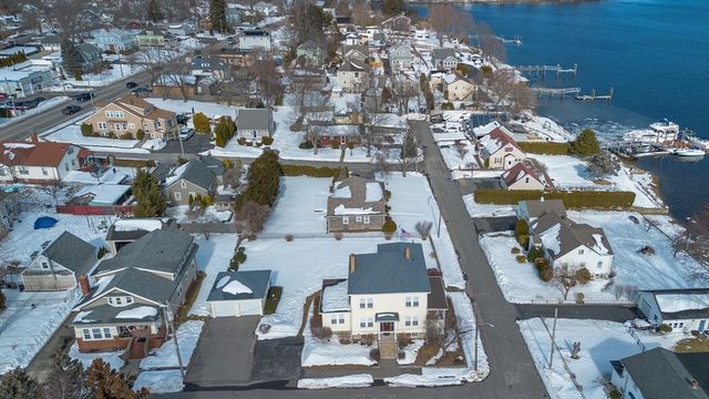 8 Westhill Ave, Somerset, MA 02726