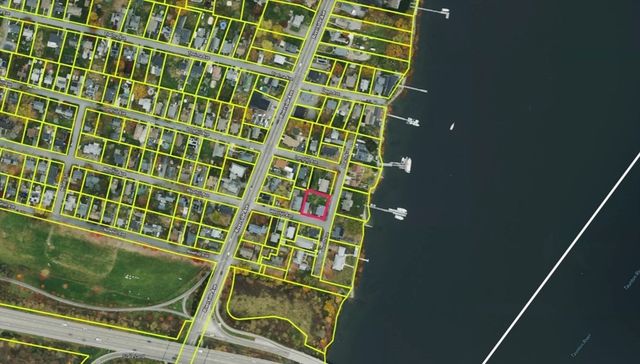 8 Westhill Ave, Somerset, MA 02726