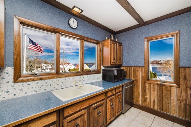 8 Westhill Ave, Somerset, MA 02726