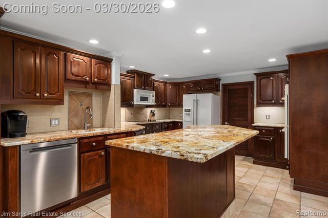 32830 Jefferson Avenue, Saint Clair Shores, MI 48082