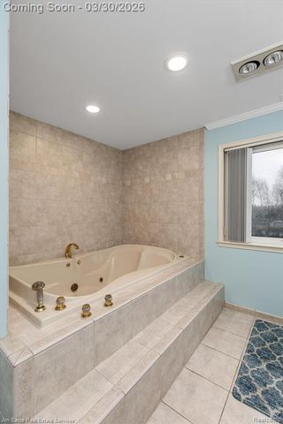 32830 Jefferson Avenue, Saint Clair Shores, MI 48082