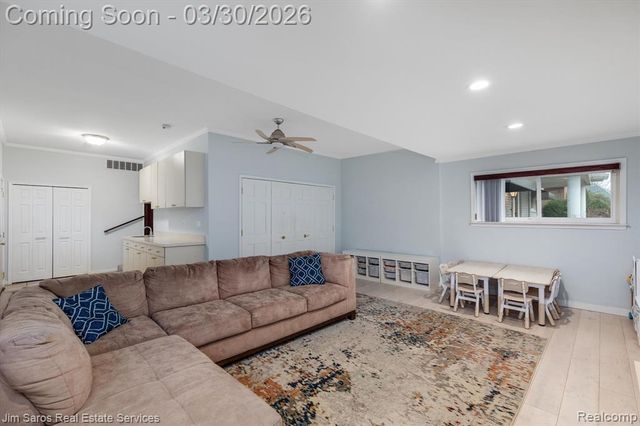 32830 Jefferson Avenue, Saint Clair Shores, MI 48082