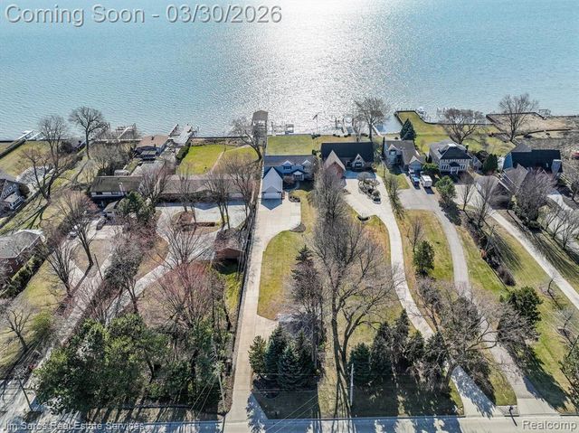 32830 Jefferson Avenue, Saint Clair Shores, MI 48082