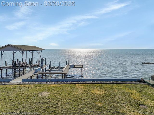 32830 Jefferson Avenue, Saint Clair Shores, MI 48082