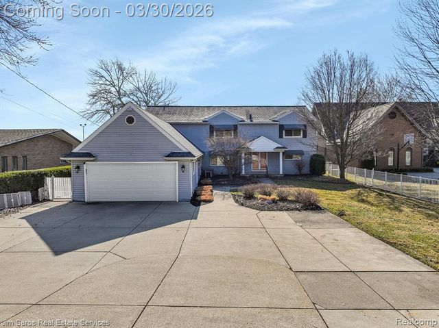 32830 Jefferson Avenue, Saint Clair Shores, MI 48082