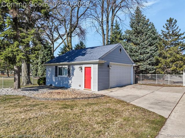 32830 Jefferson Avenue, Saint Clair Shores, MI 48082