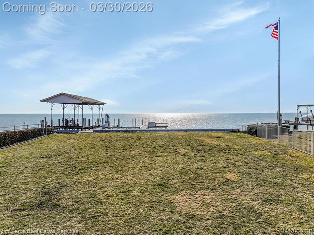 32830 Jefferson Avenue, Saint Clair Shores, MI 48082
