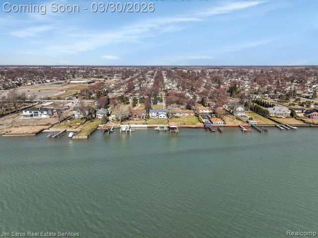 32830 Jefferson Avenue, Saint Clair Shores, MI 48082