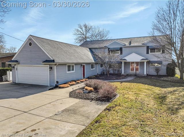 32830 Jefferson Avenue, Saint Clair Shores, MI 48082