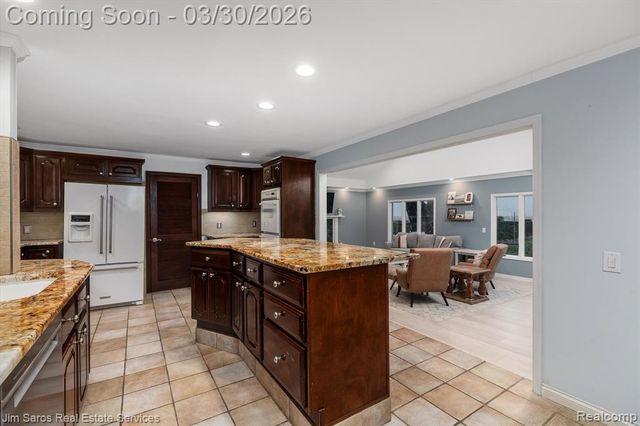 32830 Jefferson Avenue, Saint Clair Shores, MI 48082