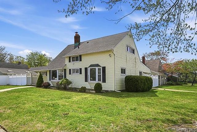 48 Link Lane, Hicksville, NY 11801