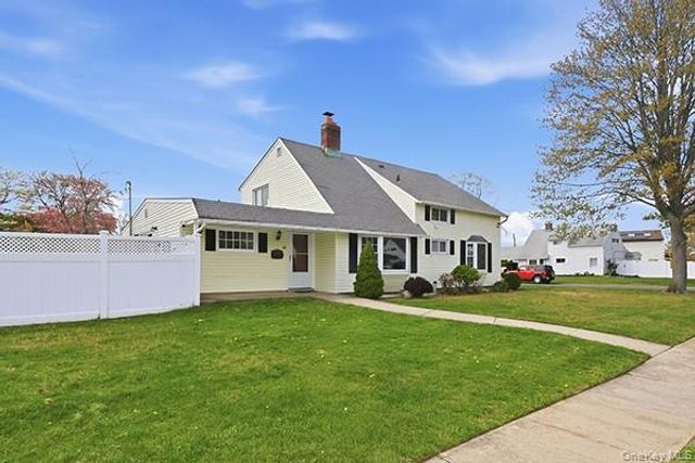 48 Link Lane, Hicksville, NY 11801