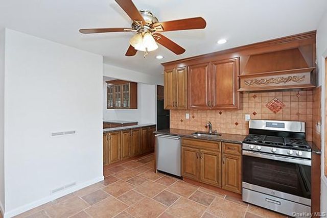 48 Link Lane, Hicksville, NY 11801